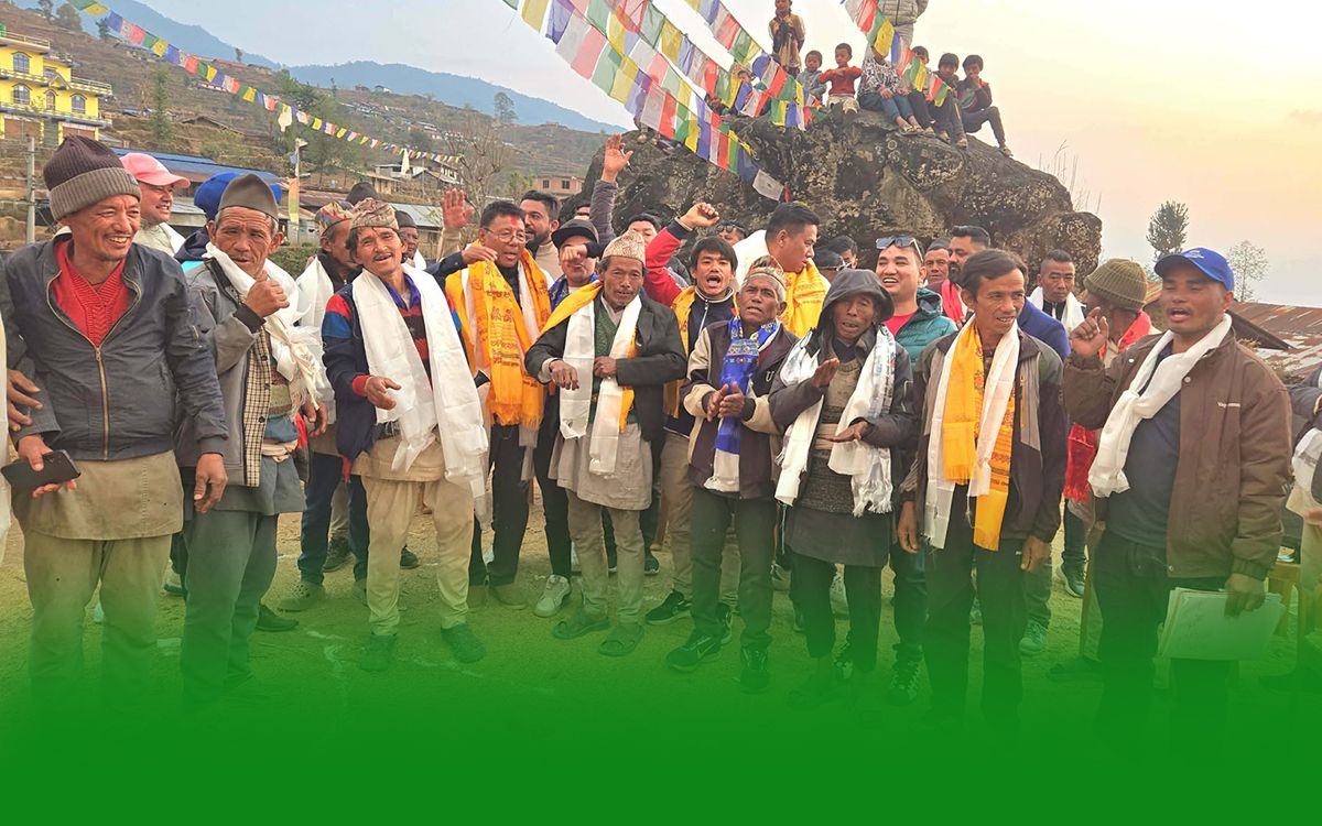 एमाले राप्रपा परित्याग गरि भोटेनाम्लाङका एक दर्जन व्यक्ति नेपाली कांग्रेसमा प्रवेश