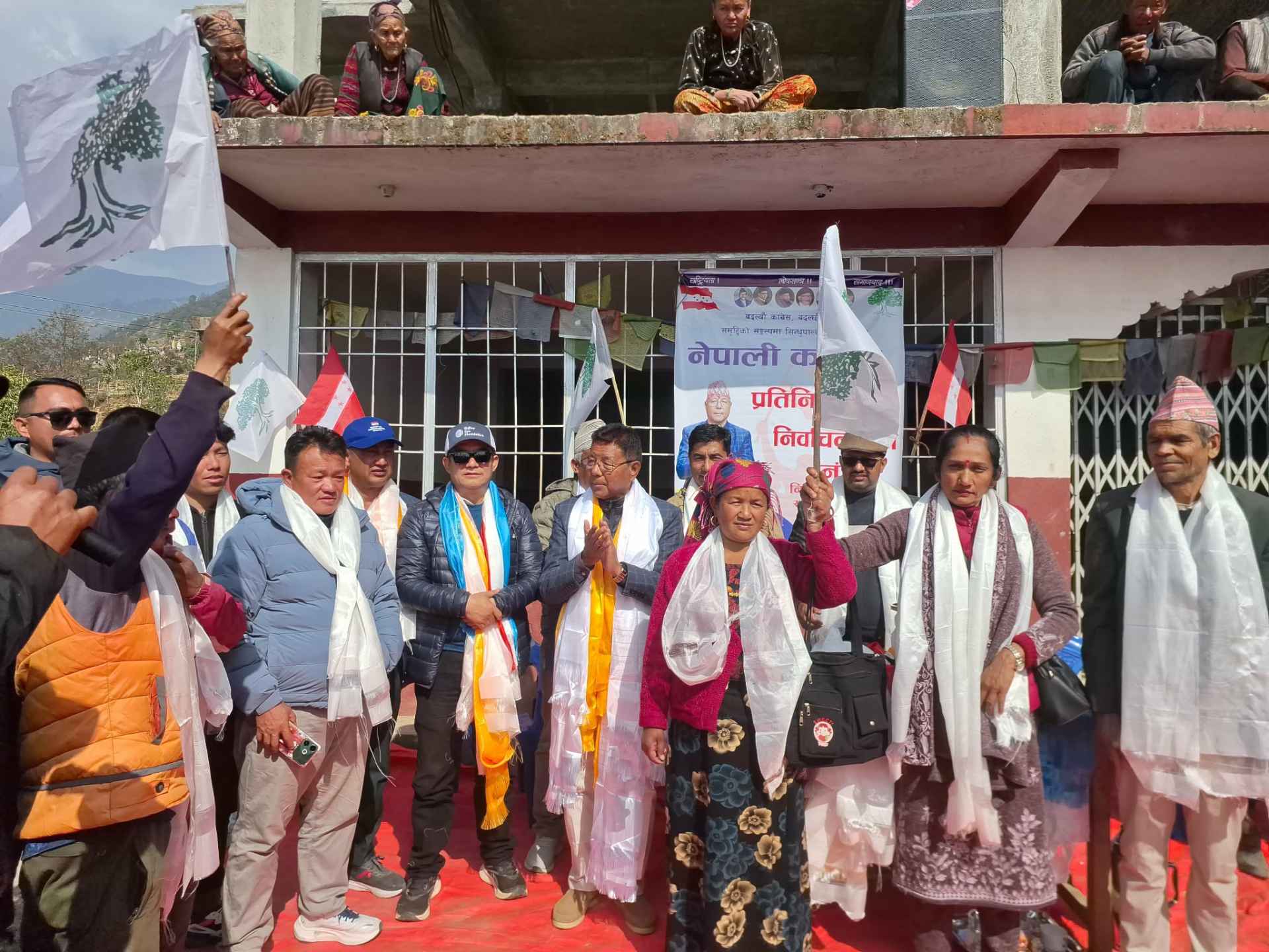 हेलम्बु–६ मा एमाले परित्याग गरी आधा दर्जनभन्दा बढी कांग्रेस प्रवेश